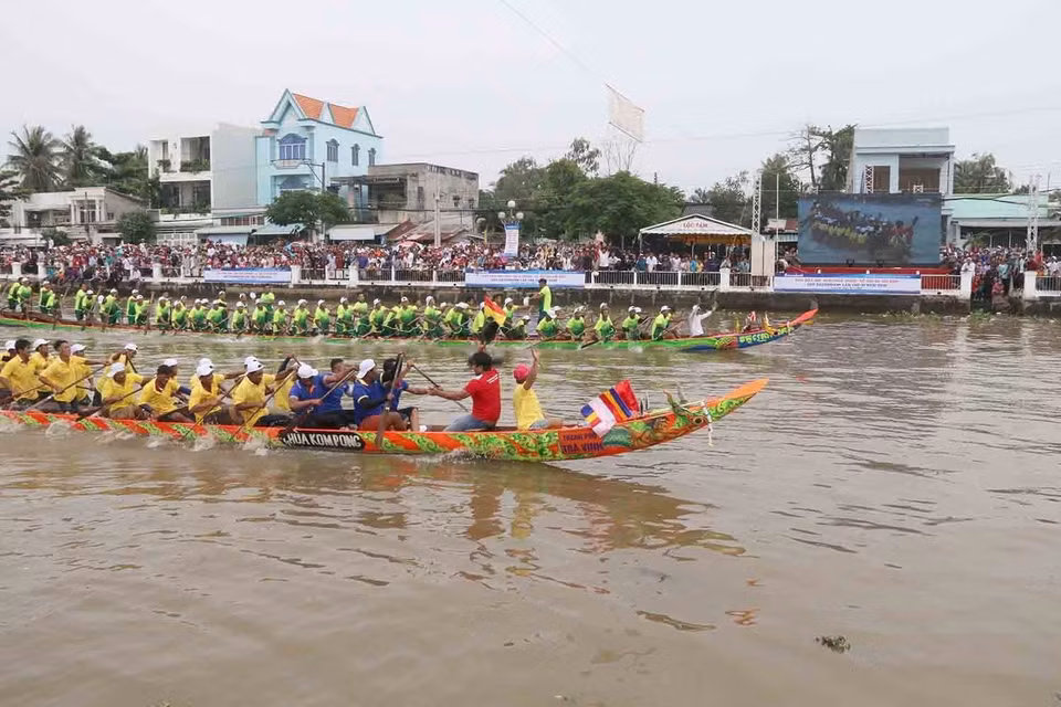 Lễ hội cúng trăng Ok Om Bok là lễ hội của người Khmer, được tổ chức hằng năm vào rằm tháng 10 Âm lịch (15/10). Thông qua lễ hội này, người Khmer bày tỏ lòng biết ơn đến thần Mặt Trăng là vị thần bảo hộ mùa màng mang đến cho người dân Khmer một vụ mùa tốt tươi. Lễ hội này diễn ra ở khắp các tỉnh miền Tây nhưng quy mô lớn nhất là ở Trà Vinh và Sóc Trăng. Trong ảnh: Giải đua ghe Ngo tỉnh Trà Vinh mừng lễ hội Ok Om Bok năm 2019. (Ảnh: Huỳnh Phúc Sơn/TTXVN)