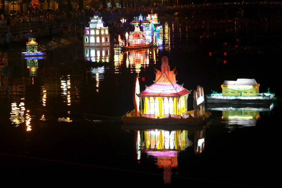 Đèn nước được thả trên sông Maspéro trong lễ hội cúng trăng Ok Om Bok. (Ảnh: Duy Khương/TTXVN)