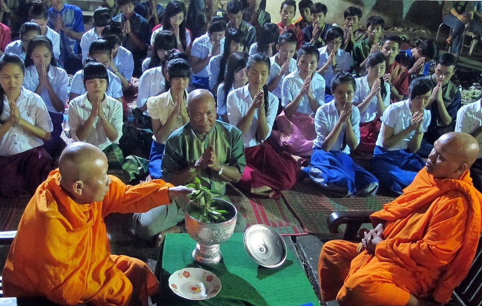 Nghi lễ cúng Trăng được thực hiện trong dịp Festival Đua ghe Ngo đồng bào Khmer Đồng bằng sông Cửu Long 2013 tại thành phố Sóc Trăng. (Ảnh: Trung Hiếu/TTXVN)