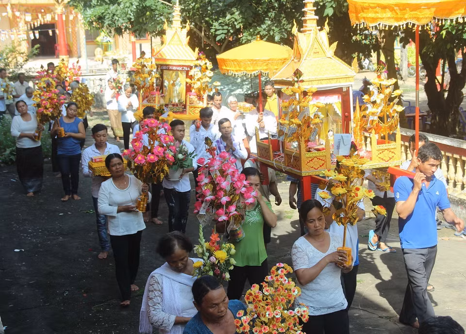 Lễ hội Kathina hay còn gọi là lễ dâng bông, dâng y cà sa của người dân Khmer tỉnh Sóc Trăng được tổ chức sau ba tháng an cư kiết hạ và theo quy định của Phật giáo Nam tông Khmer. Vào những ngày này người dân nơi đây nô nức tổ chức lễ hội với mong muốn phum, sóc nơi này được bình yên, gia đình hạnh phúc, mùa màng bội thu. (Ảnh: Chanh Đa/TTXVN)