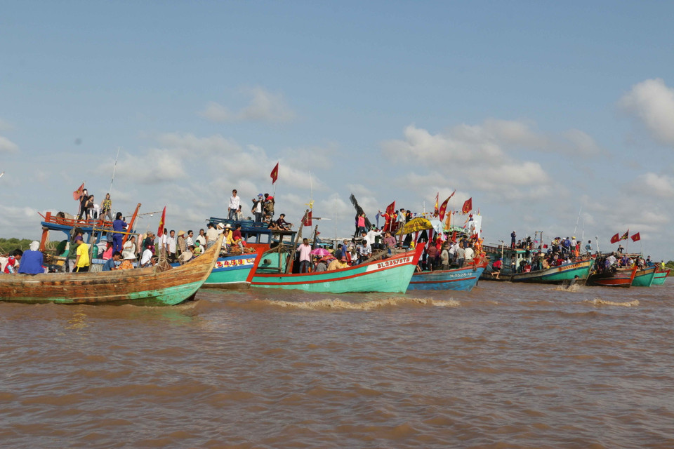 Lễ hội Nghinh Ông là lễ hội có truyền thống đâu đời của ngư dân miền duyên hải và của những người đi biển. Đây là một lễ hội tưởng nhớ công ơn của loài cá voi - vị thần Đại tướng quân Nam Hải đã nhiều lần cứu giúp người dân vượt qua sóng to gió lớn ở ngoài biển khơi. Hằng năm, lễ hội được tổ chức trong vòng ba ngày. Trong ảnh: Lễ hội Nghinh Ông tại vùng biển Lăng Ông Duyên Hải, thuộc xã Vĩnh Thịnh, huyện Hòa Bình, tỉnh Bạc Liêu. (Ảnh: Như Bình/TTXVN)
