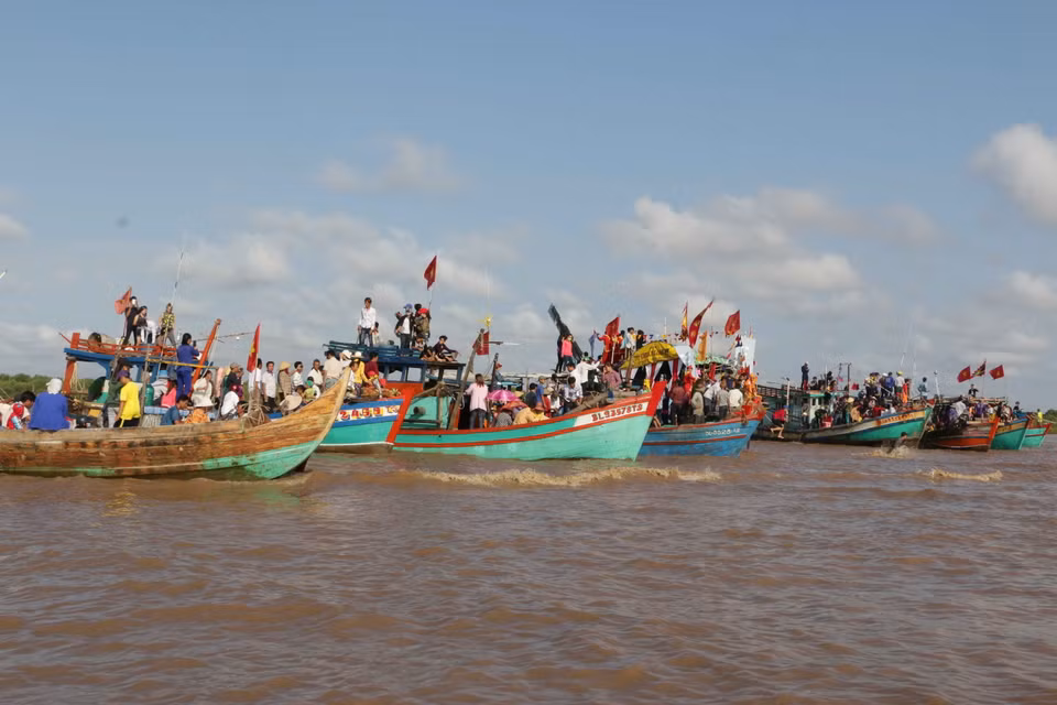 Lễ hội Nghinh Ông là lễ hội có truyền thống đâu đời của ngư dân miền duyên hải và của những người đi biển. Đây là một lễ hội tưởng nhớ công ơn của loài cá voi - vị thần Đại tướng quân Nam Hải đã nhiều lần cứu giúp người dân vượt qua sóng to gió lớn ở ngoài biển khơi. Hằng năm, lễ hội được tổ chức trong vòng ba ngày. Trong ảnh: Lễ hội Nghinh Ông tại vùng biển Lăng Ông Duyên Hải, thuộc xã Vĩnh Thịnh, huyện Hòa Bình, tỉnh Bạc Liêu. (Ảnh: Như Bình/TTXVN)