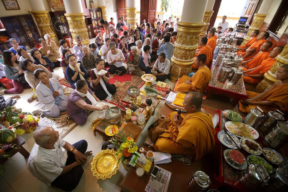 Lễ cầu siêu diễn ra tại chùa Khmer Pitu Khôsa Răngsây (phường An Cư, quận Ninh Kiều, thành phố Cần Thơ). (Ảnh: Duy Khương/TTXVN)