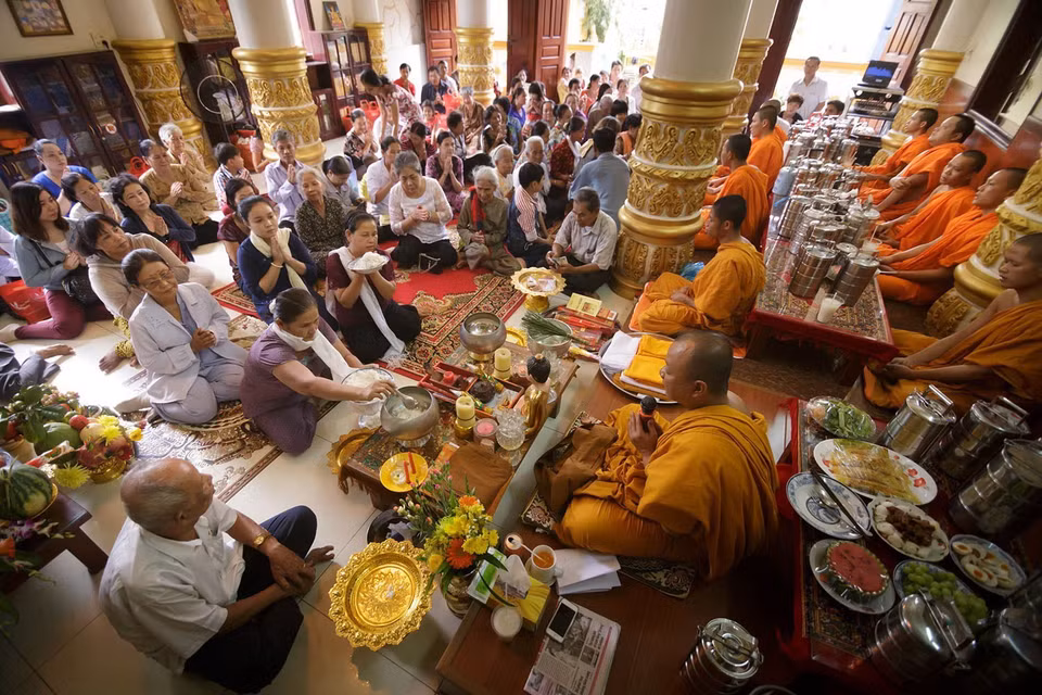 Lễ cầu siêu diễn ra tại chùa Khmer Pitu Khôsa Răngsây (phường An Cư, quận Ninh Kiều, thành phố Cần Thơ). (Ảnh: Duy Khương/TTXVN)
