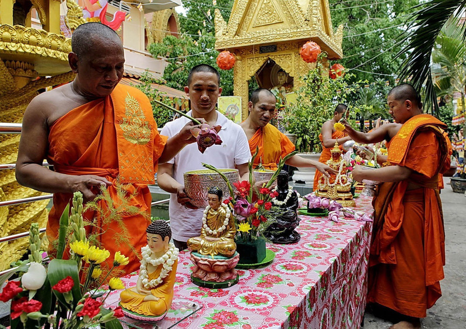 Nghi thức Tắm Phật tại chùa Chantarangsay. (Ảnh: Thế Anh/TTXVN)