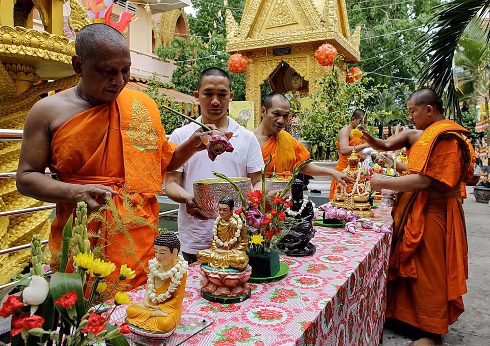 Nghi thức Tắm Phật tại chùa Chantarangsay. (Ảnh: Thế Anh/TTXVN)
