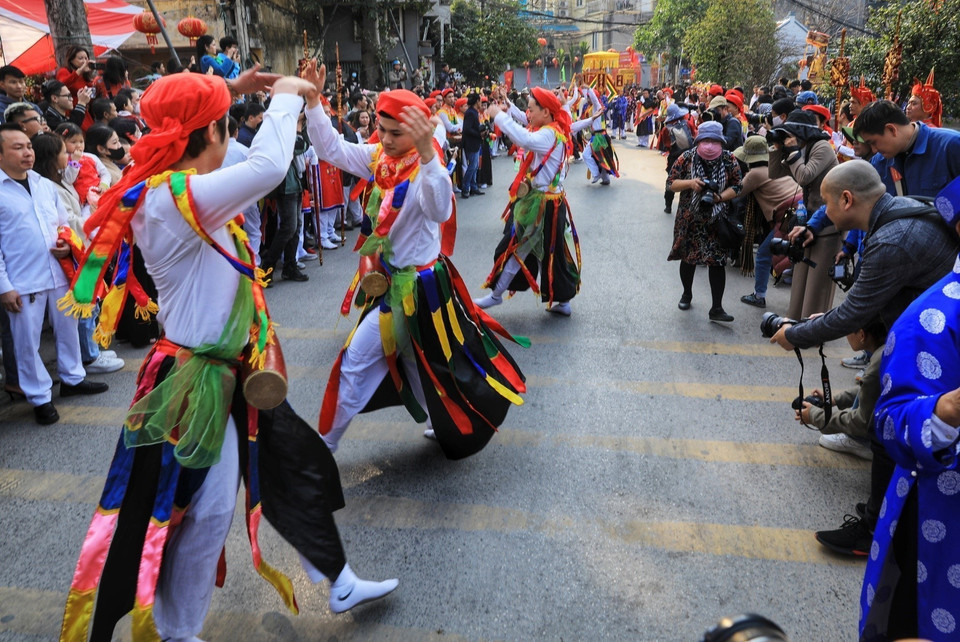 Điệu múa "con đĩ đánh bồng" (hay còn gọi là trống bồng) do các trai làng Triều Khúc múa trong lễ hội. (Ảnh: Tuấn Anh/TTXVN)