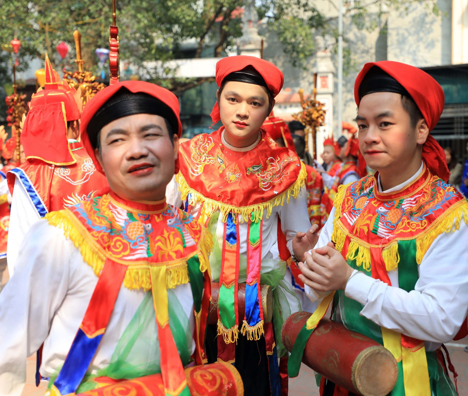 Màn múa trống bồng do trai làng đóng giả làm con gái, má phấn, môi son, đầu chít khăn mỏ quạ tham gia trong ngày hội. (Ảnh: Nhật Anh/TTXVN)