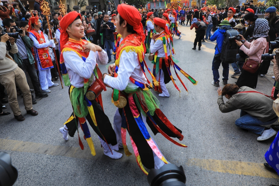 Điệu múa "con đĩ đánh bồng" (hay còn gọi là trống bồng) do các trai làng Triều Khúc múa trong lễ hội. (Ảnh: Tuấn Anh/TTXVN)