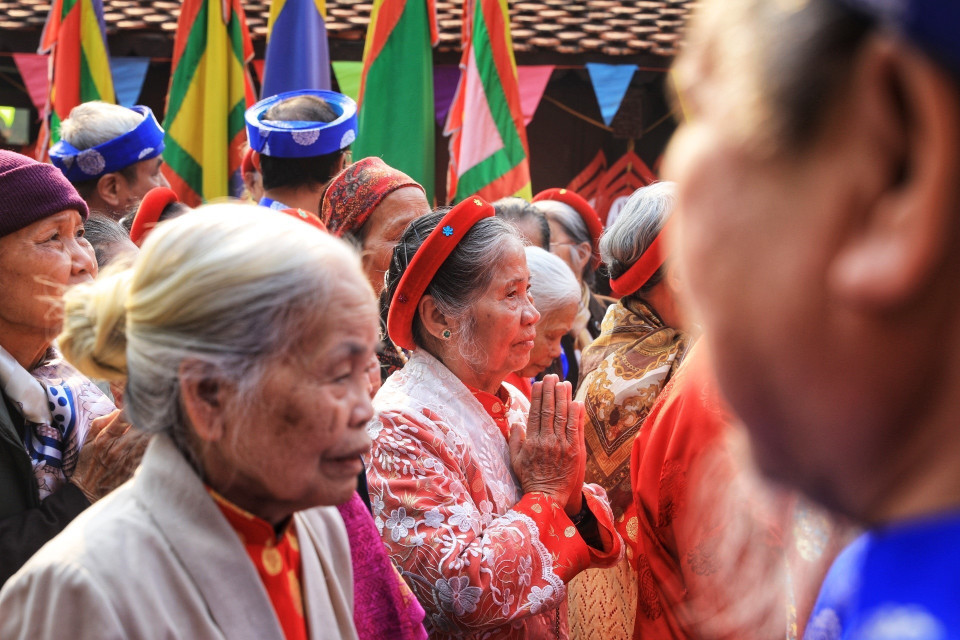 Các cụ cao tuổi tham dự lễ rước kiệu. (Ảnh: Tuấn Anh/TTXVN)