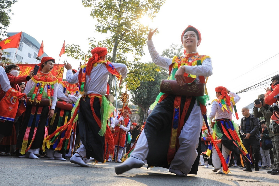 Điệu múa "con đĩ đánh bồng" (hay còn gọi là trống bồng) do các trai làng Triều Khúc múa trong lễ hội. (Ảnh: Tuấn Anh/TTXVN)