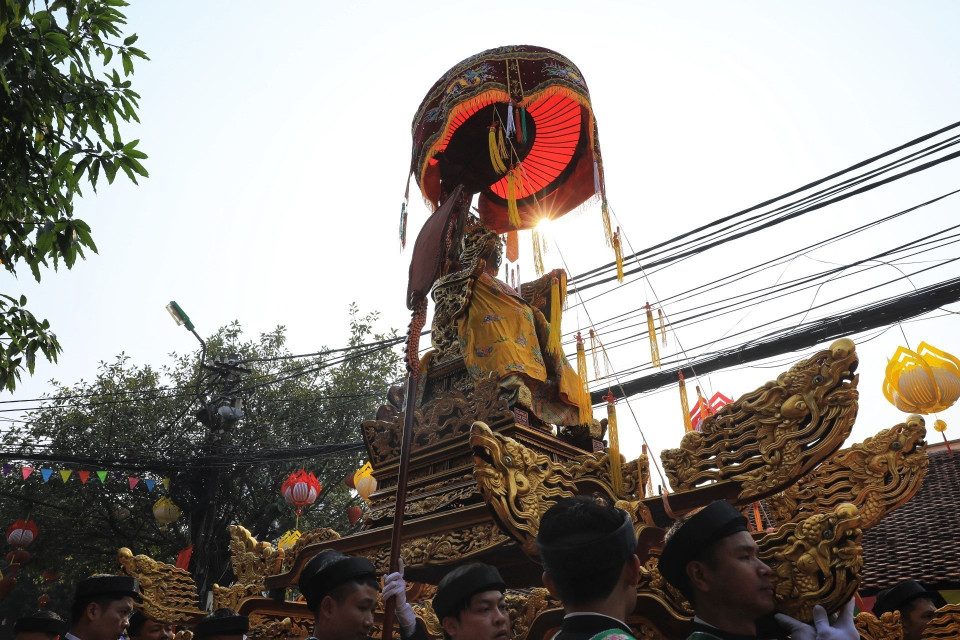 Chiều 30/1 (tức mùng 9 Tết Quý Mão) Lễ hội truyền thống làng Triều Khúc (Thanh Trì, Hà Nội) - Di sản văn hóa phi vật thể quốc gia, chính thức diễn ra. Trong ảnh: Lễ rước kiệu Thánh. (Ảnh: Tuấn Anh/TTXVN)