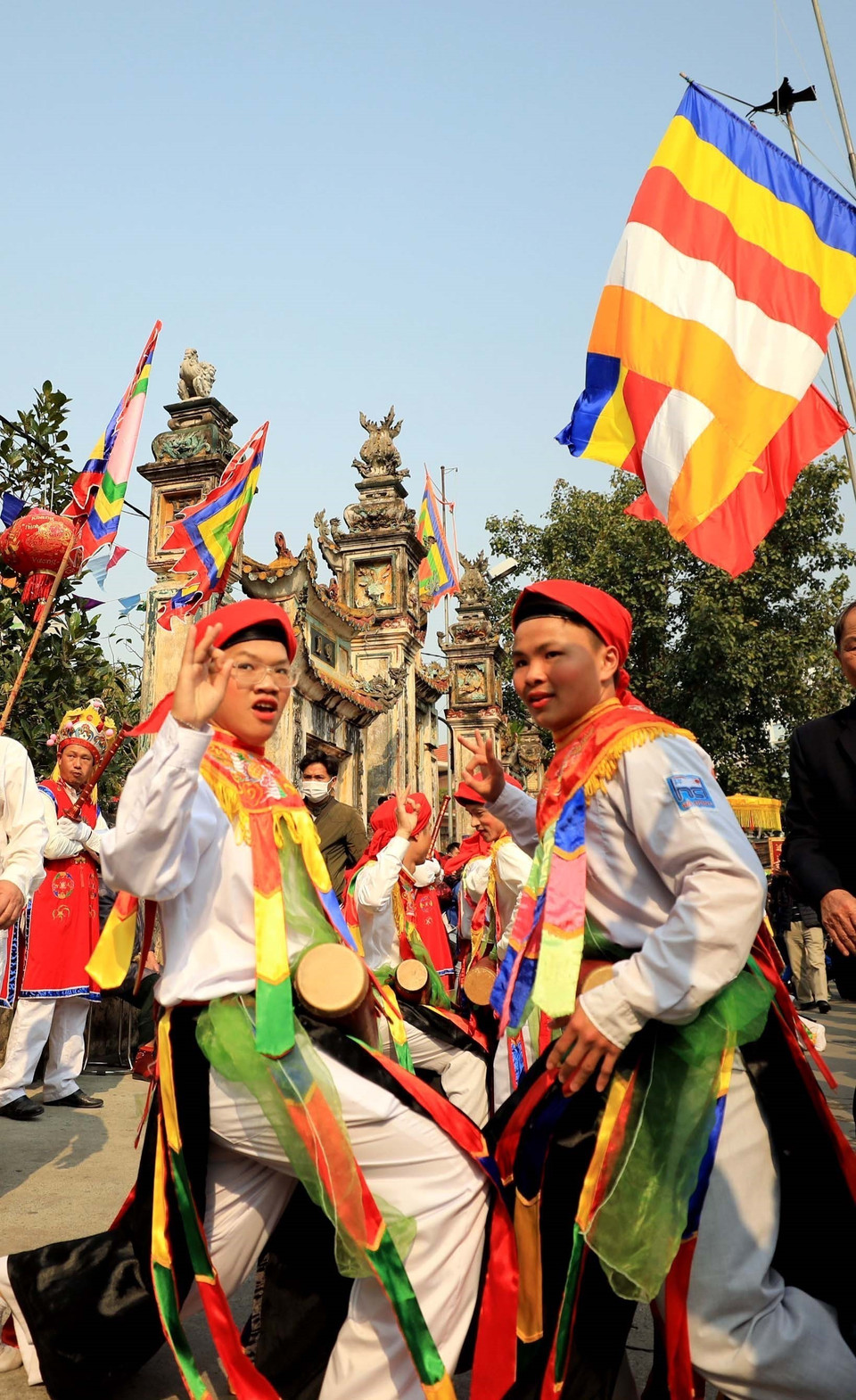 Điệu "múa bồng" cổ do trai làng đóng giả làm con gái, má phấn, môi son, đầu chít khăn mỏ quạ, váy nhiễu màu đen với những dải màu ngũ sắc, vừa múa nhún nhảy, vừa vỗ trống bồng đeo trước bụng một cách nhí nhảnh, duyên dáng trong ngày hội. (Ảnh: Nhật Anh/TTXVN)