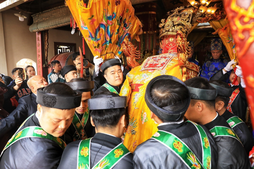 Lễ rước Thánh từ trong đình làng ra kiệu. (Ảnh: Tuấn Anh/TTXVN)