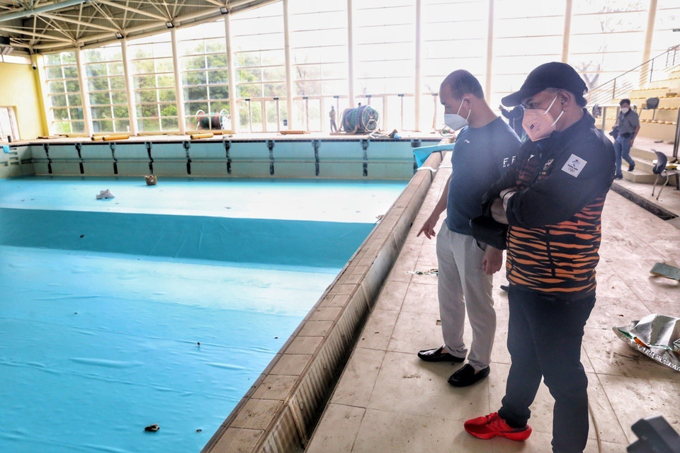 Kiểm tra khu vực thi môn bơi. (Ảnh: Tuấn Đức/TTXVN)