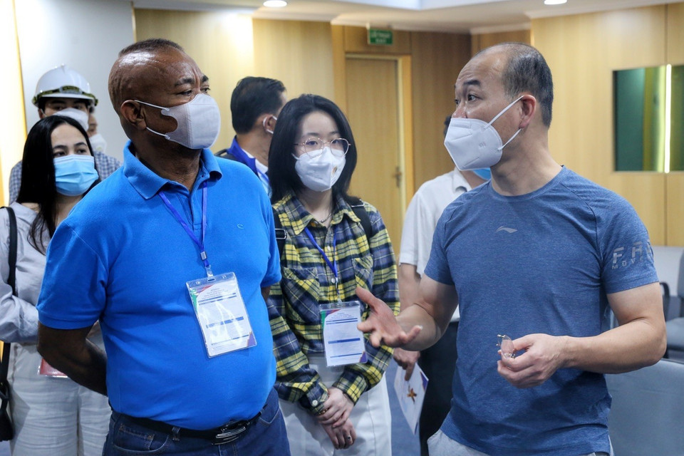 Ông Hoàng Quốc Vinh, Hoàng Quốc Vinh, Vụ trưởng Vụ Thể thao thành tích cao 1, trao đổi với đoàn thể thaoi các nước. (Ảnh: Tuấn Đức/TTXVN)