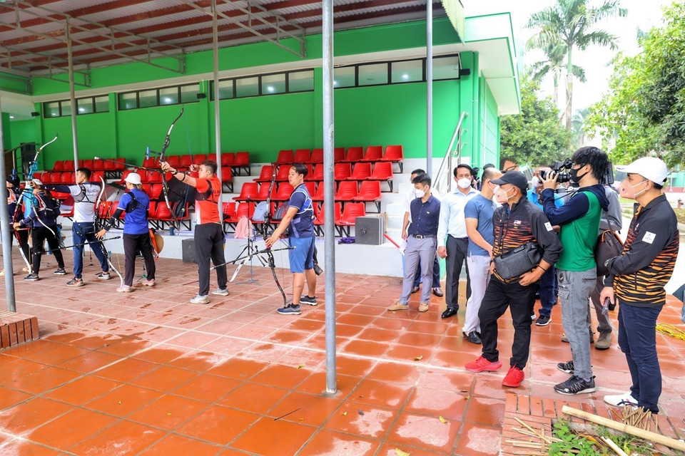 Đoàn thể thao các nước tham quan khu vực tập luyện của các vận động viên bắn cung. (Ảnh: Tuấn Đức/TTXVN)