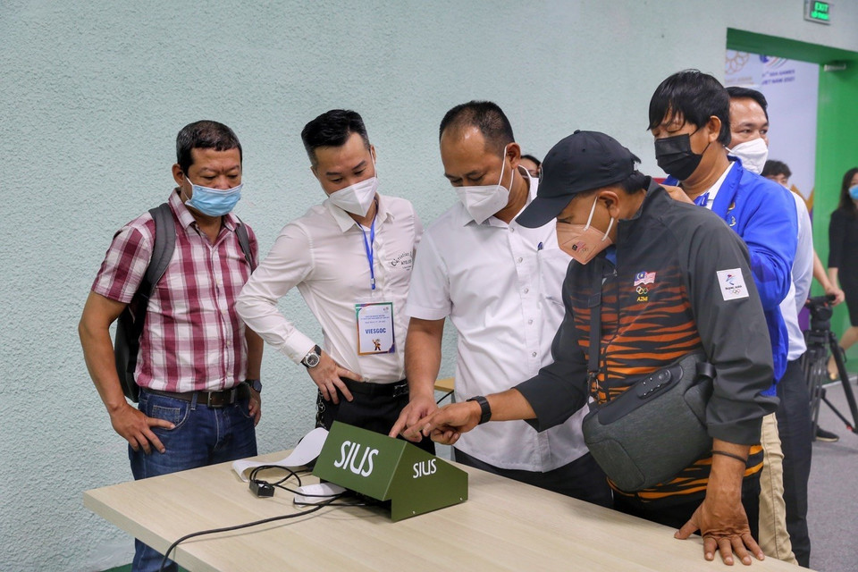 Kiểm tra khu vực thi môn bắn súng. (Ảnh: Tuấn Đức/TTXVN)