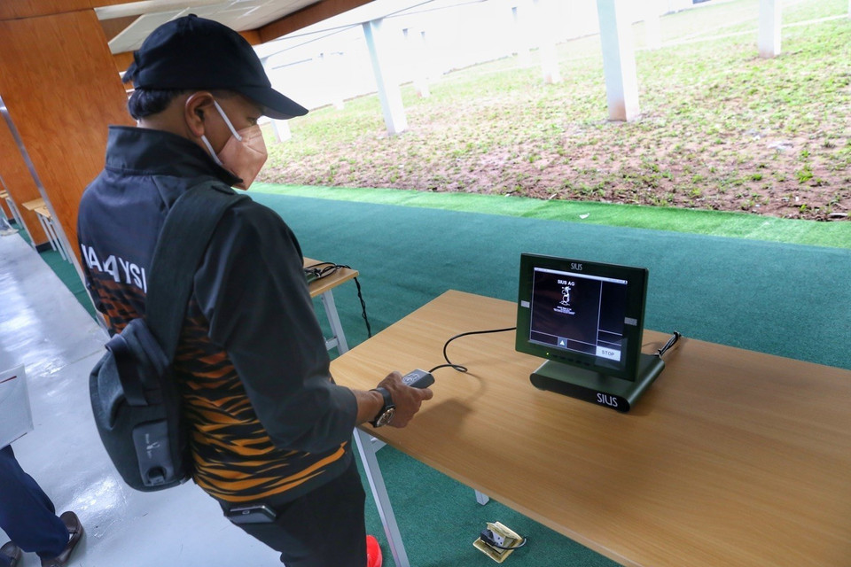 Đoàn thể thao các nước kiểm tra khu vực thi môn bắn súng. (Ảnh: Tuấn Đức/TTXVN)