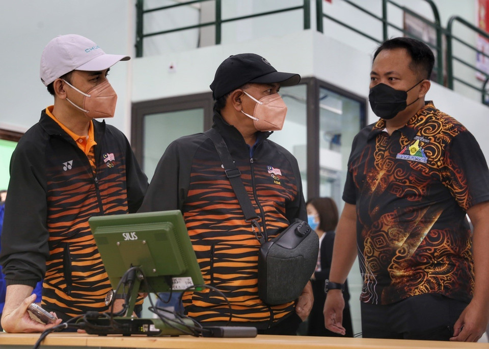 Đoàn thể thao các nước kiểm tra khu vực thi môn bắn cung. (Ảnh: Tuấn Đức/TTXVN)