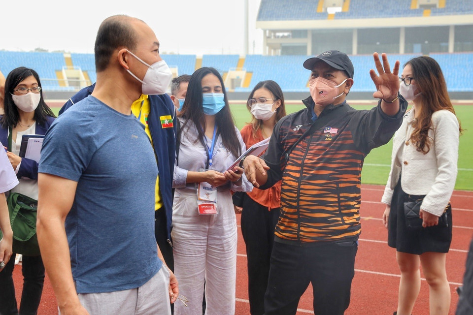 Kiểm tra sân vận động Mỹ Đình. (Ảnh: Tuấn Đức/TTXVN)