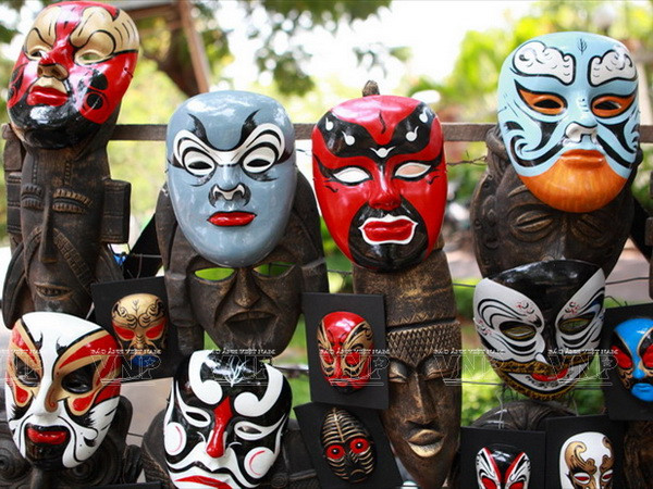 Một số các tác phẩm mặt nạ hát bội của "Nghệ nhân đường phố" Nguyễn Văn Bảy. (Nguồn: Báo Ảnh Việt Nam)