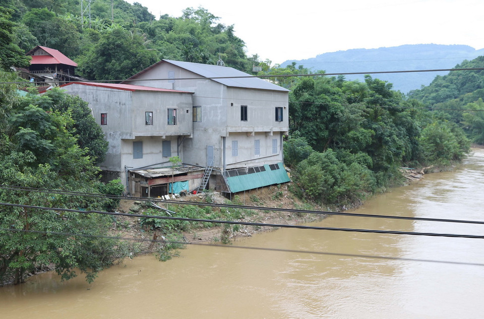 Nhiều nhà ở, công trình phụ, chuồng trại chăn nuôi của người dân “chênh vênh” bên bờ lưu vực suối Nậm Mộ. (Ảnh: Xuân Tiến/TTXVN)