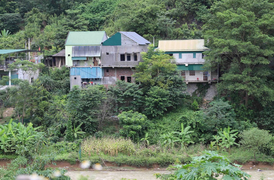 Nguy cơ sụt trượt, sạt lở đe dọa hàng chục ngôi nhà của người dân ở trung tâm Mường Xén (huyện Kỳ Sơn, Nghệ An) khi xây dựng bên lưu vực sông Nậm Mộ. (Ảnh: Xuân Tiến/TTXVN)