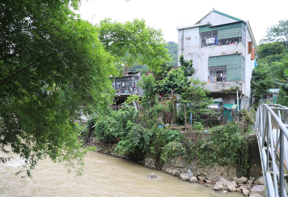 Mặc dù nền địa chất ven sông, suối yếu, tiềm ẩn nguy cơ sạt lở, sụt trượt rất cao nhưng nhiều hộ dân vẫn xây nhà cao tầng để ở. (Ảnh: Xuân Tiến/TTXVN)