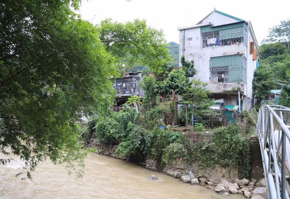 Mặc dù nền địa chất ven sông, suối yếu, tiềm ẩn nguy cơ sạt lở, sụt trượt rất cao nhưng nhiều hộ dân vẫn xây nhà cao tầng để ở. (Ảnh: Xuân Tiến/TTXVN)