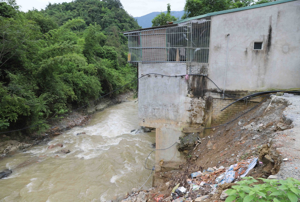 Tình trạng sạt lở, sụt trượt xảy ra khi xây dựng nhà ở bên các dòng suối vào mùa mưa lũ có dòng chảy rất mạnh. (Ảnh: Xuân Tiến/TTXVN)