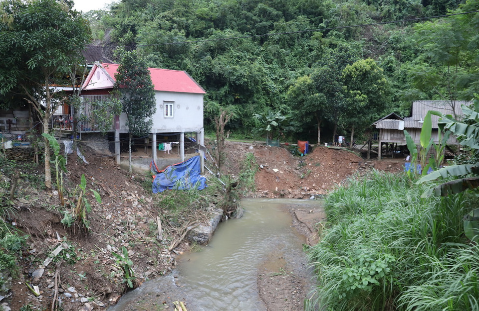 Cụm dân cư nằm trong khu vực có nguy cơ sạt lở, sụt trượt cao khi người dân xây dựng nhà ở bên bờ vực hạ nguồn khe suối. (Ảnh: Xuân Tiến/TTXVN)
