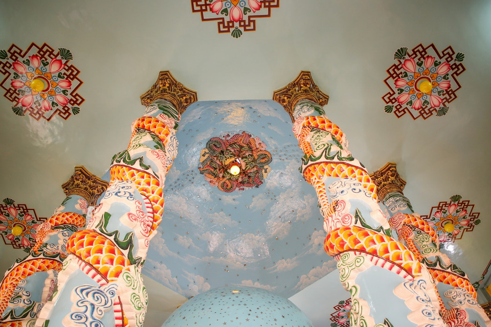 Cột trong Đại điện được chạm rồng độc đáo. (Ảnh: Giang Phương/TTXVN)