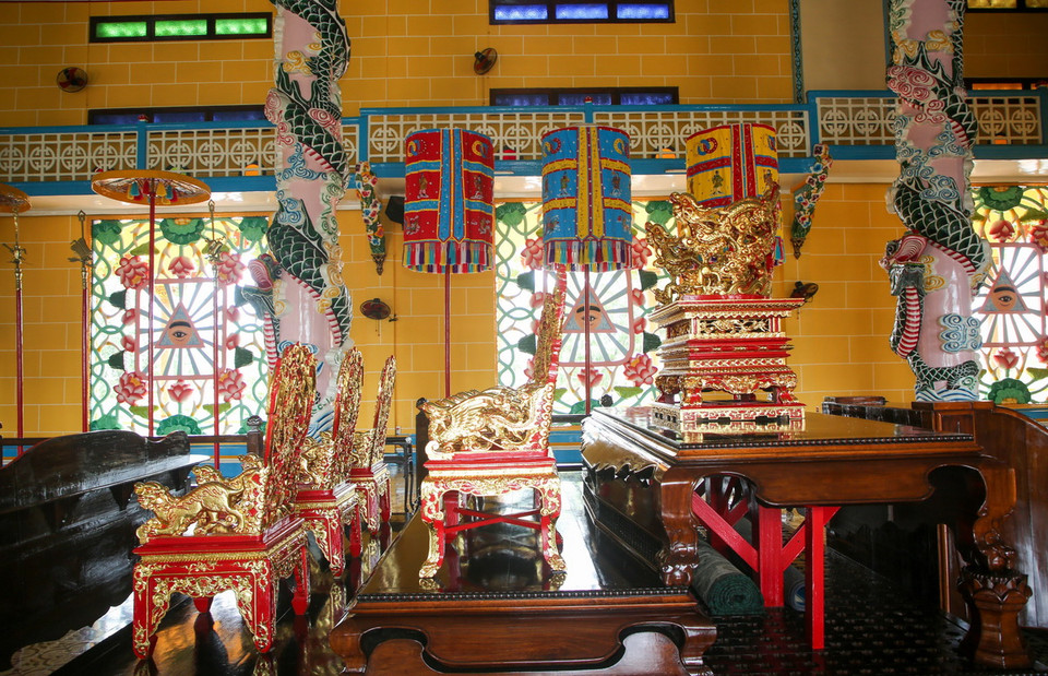 Tại cấp thứ 9 của Cửu Trùng Đài được đặt bảy cái ngai sơn son thiếp vàng, trong đó ngai cao nhất dành cho Giáo Tông của đạo Cao Đài. (Ảnh: Giang Phương/TTXVN)