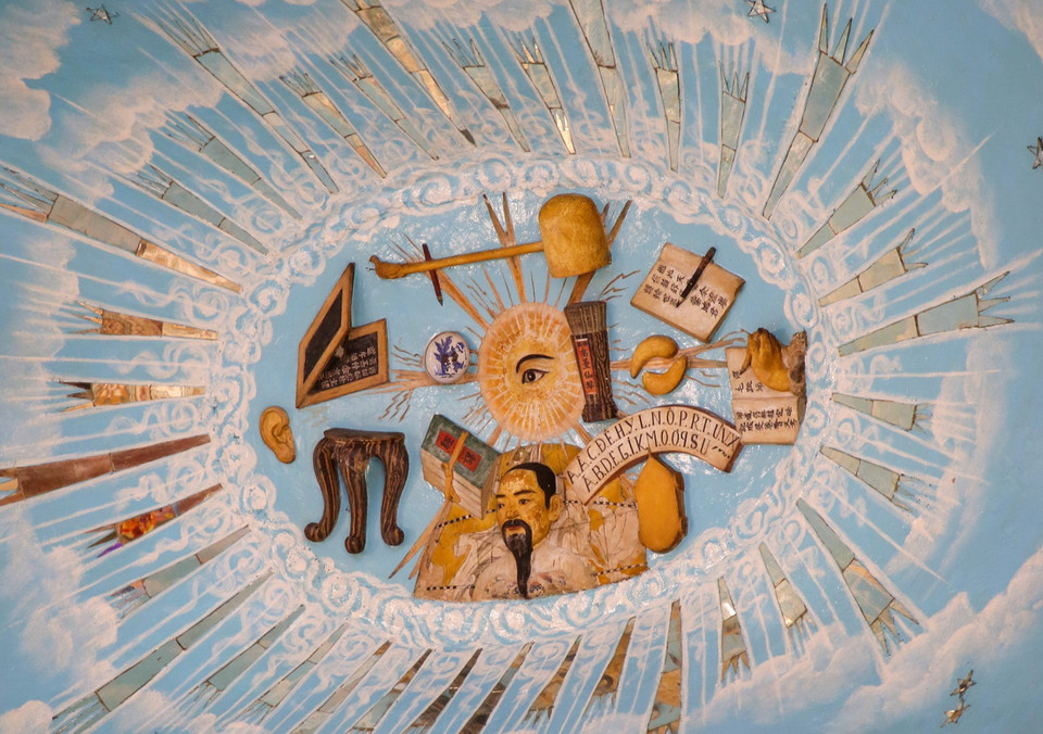 Mỗi họa tiết trong kiến trúc ở Đại điện đều mang những ý nghĩa triết lý khác nhau của đạo Cao Đài. (Ảnh: Giang Phương/TTXVN)