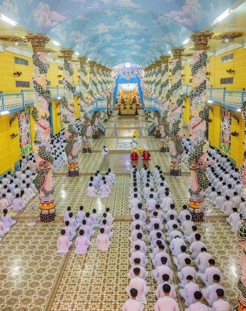 Tại các lễ cúng, các Chức sắc và tín đồ sẽ có vị trí riêng (một trong 9 cấp) của Chánh điện tương ứng với hàng phẩm trong Đạo. (Ảnh: Giang Phương/TTXVN)