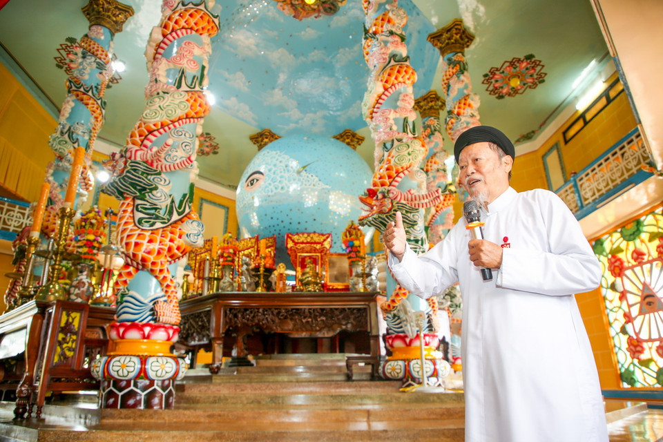 Nơi đặt Quả Càn Khôn (hình cầu, đường kính 3,3 mét) bên trong có thờ Thiên Nhãn, biểu tượng thiêng liêng của đạo Cao Đài bên trong Đền Thánh. (Ảnh: Giang Phương/TTXVN)