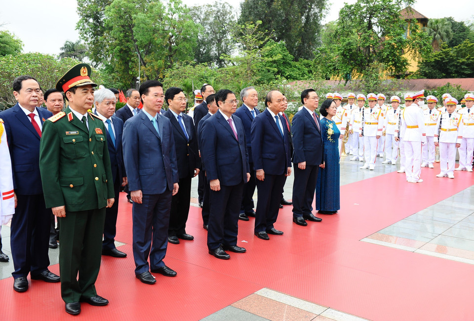 Lãnh đạo Đảng, Nhà nước tưởng niệm các Anh hùng liệt sỹ. (Ảnh: Minh Đức/TTXVN)