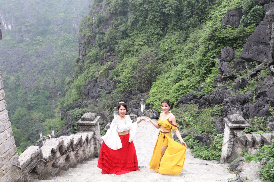 Du khách chụp ảnh với vẻ đẹp thiên nhiên hùng vĩ của hang Múa. (Ảnh: Đức Phương/TTXVN)