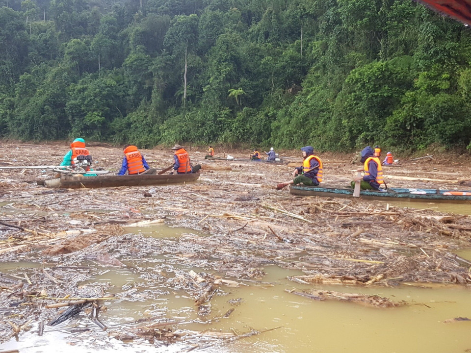 Các lực lượng phối hợp triển khai tìm kiếm trên lòng sông Tranh 2. (Ảnh: Trần Tĩnh/TTXVN)