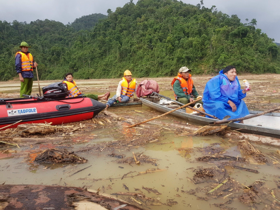 Đến 15h cùng ngày việc tìm kiếm dưới nước kết thúc do mưa lớn, tầm nhìn kém. (Ảnh: Trần Tĩnh/TTXVN)
