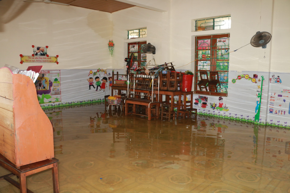 Toàn bộ đồ dùng đã được trường Mầm non Thanh Hà, huyện Thanh Chương kê cao nhưng do nước lũ lên nhanh nên vẫn bị chìm trong nước. (Ảnh: BÍch Huệ/TTXVN)