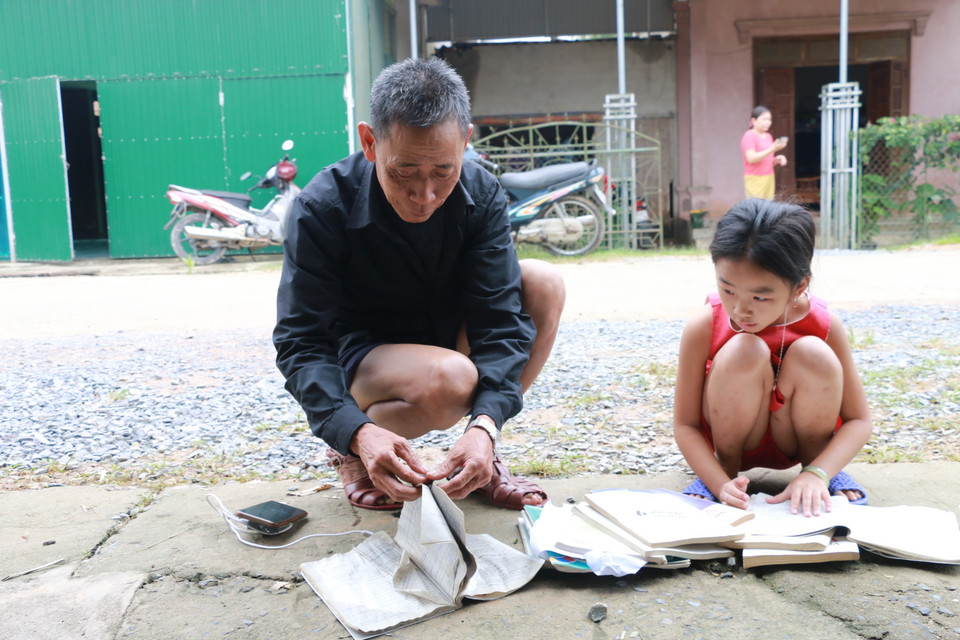 Nước lũ dâng cao trong đêm khiến cho người dân không kịp trở tay, sách vở của học sinh trên địa bàn xã Thanh Hà, huyện Thanh Chương bị ngập ướt hết. (Ảnh: Bích Huệ/TTXVN)