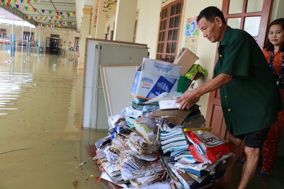 Trường Mầm non Thanh Hà bị ngập nặng nhất trên địa bàn huyện Thanh Chương, mọi đồ dùng học tập cũng như cơ sở vật chất của trường đều bị hư hỏng. (Ảnh: Bích Huệ/TTXVN)