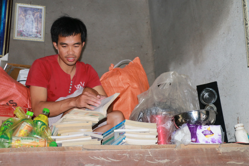 Nhiều gia đình ở xã Thanh Hà, huyện Thanh Chương chủ động kê cao đồ đạc và sách vở của con em mình khỏi nước lũ. (Ảnh: Bích Huệ/TTXVN)