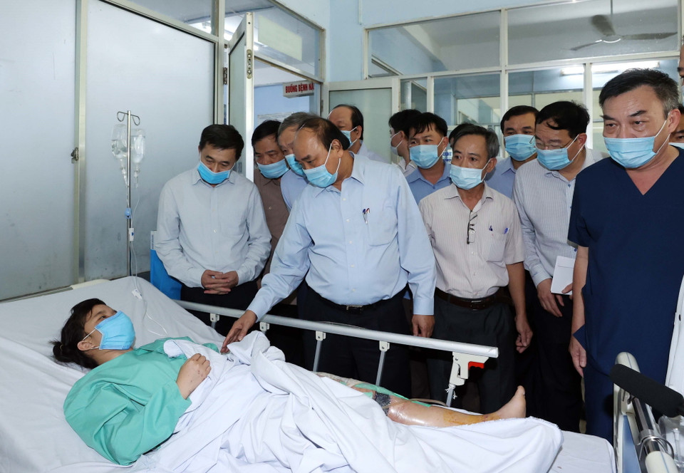 Thủ tướng Nguyễn Xuân Phúc thăm hỏi và tặng quà cho các nạn nhân bị thương do bão số 9 đang được điều trị tại Bệnh viện Đa khoa tỉnh Quảng Nam. (Ảnh: Thống Nhất/TTXVN)