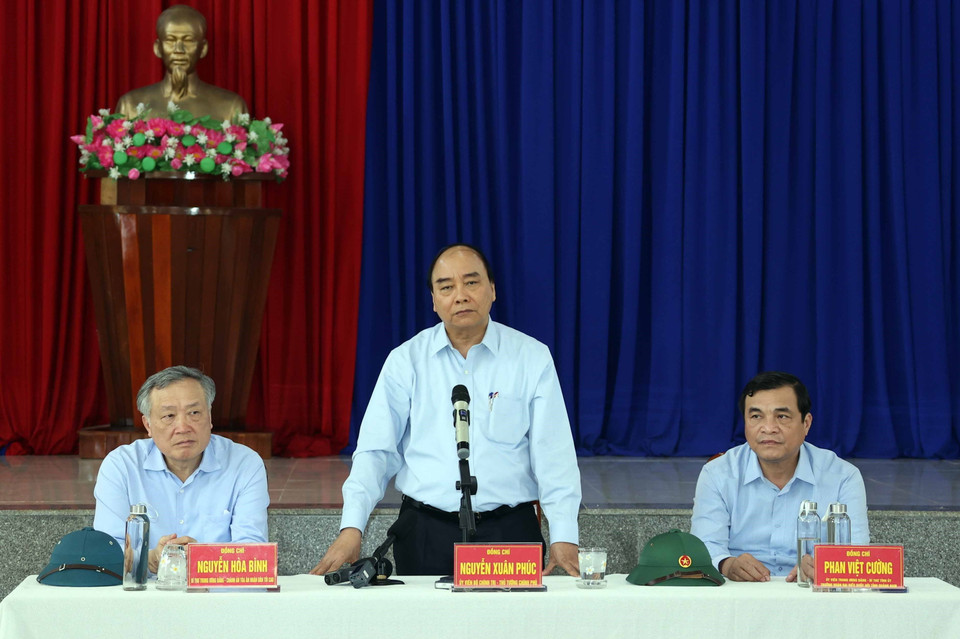 Trong ảnh: Thủ tướng Nguyễn Xuân Phúc phát biểu, động viên nhân dân xã Tam Quang, huyện Núi Thành, Quảng Nam. (Ảnh: Thống Nhất/TTXVN)