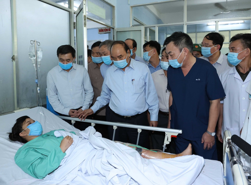 Thủ tướng Nguyễn Xuân Phúc thăm hỏi và tặng quà cho các nạn nhân bị thương do bão số 9 đang được điều trị tại Bệnh viện Đa khoa tỉnh Quảng Nam. (Ảnh: Thống Nhất/TTXVN)