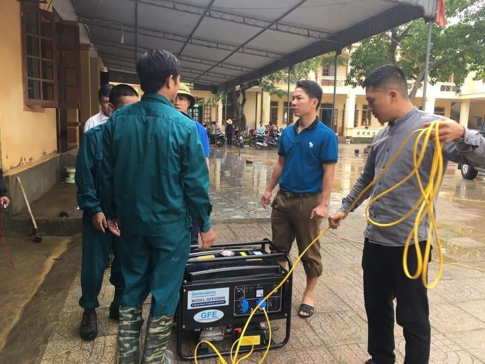 Ngay sau khi nước rút, sáng 1/11, lực lượng quân đội, thanh niên cùng trường Tiểu học Võ Liệt, huyện Thanh Chương tiến hành dọn dẹp vệ sinh môi trường. (Ảnh: Bích Huệ/TTXVN)