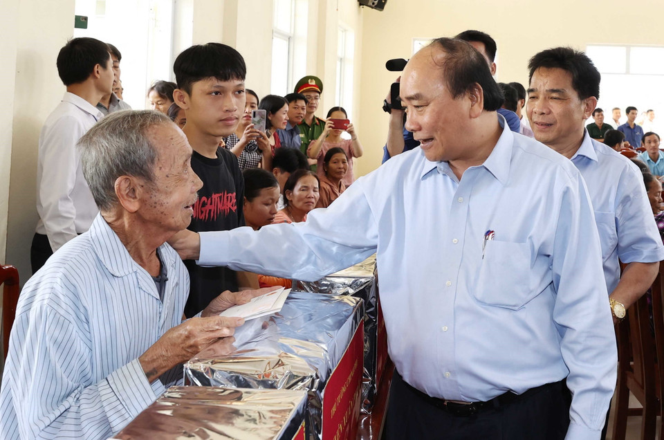 Thủ tướng Nguyễn Xuân Phúc đến thăm hỏi và tặng quà cho nhân dân xã Tam Quang, huyện Núi Thành. (Ảnh: Thống Nhất/TTXVN)